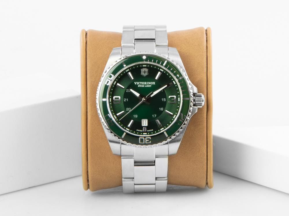Victorinox Maverick Quartz Uhr, Edelstahl 316L , Grün, 43 mm, Stahlband, V241934