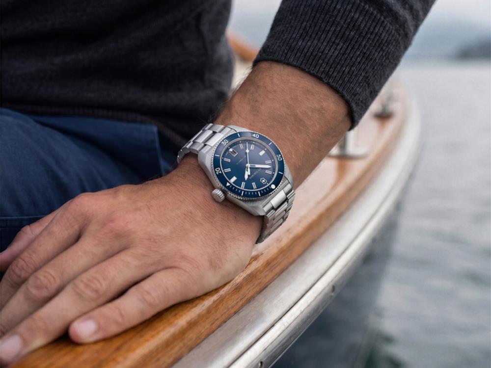 Victorinox Maverick Automatik Uhr, Edelstahl, Blau, 39 mm, 20 atm, Tag, V242106