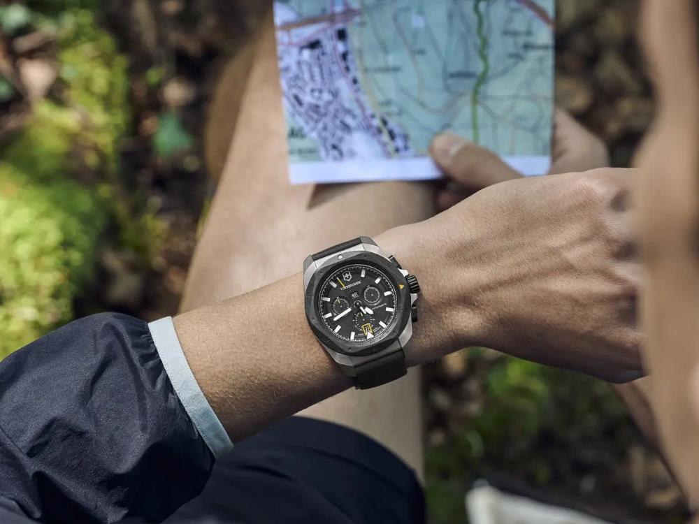 Victorinox I.N.O.X. Chrono Quartz Uhr, Titan, Schwarz, 43 mm, V241988.1