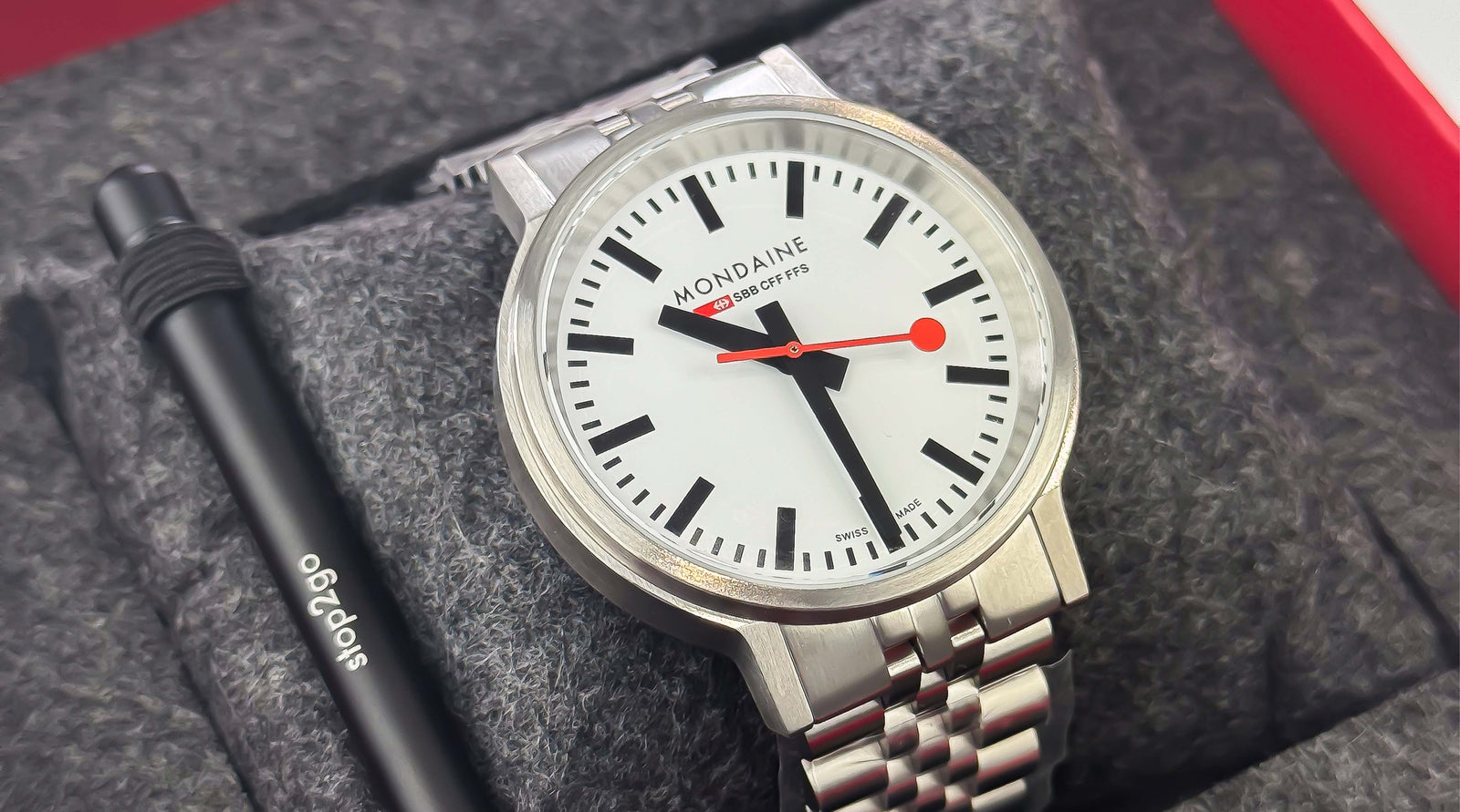 Wie du die Uhrzeit bei der Mondaine Stop2Go einstellst