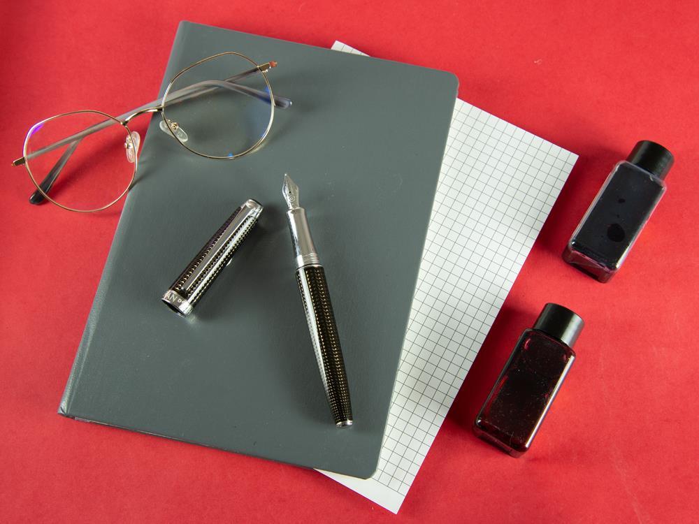 Caran d´Ache Léman de Nuit Füllfederhalter, schwarzer Lack, 4799.019