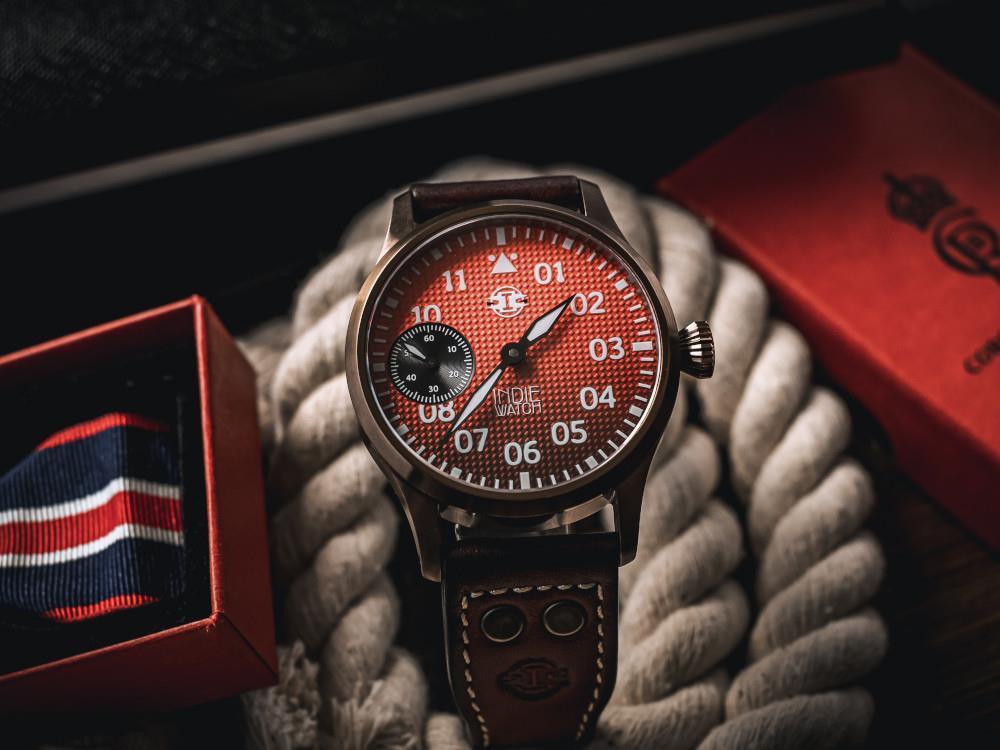 Indie Watch Swell Automatik Uhr, PVD Bronze, Rot, 42 mm, 257YB