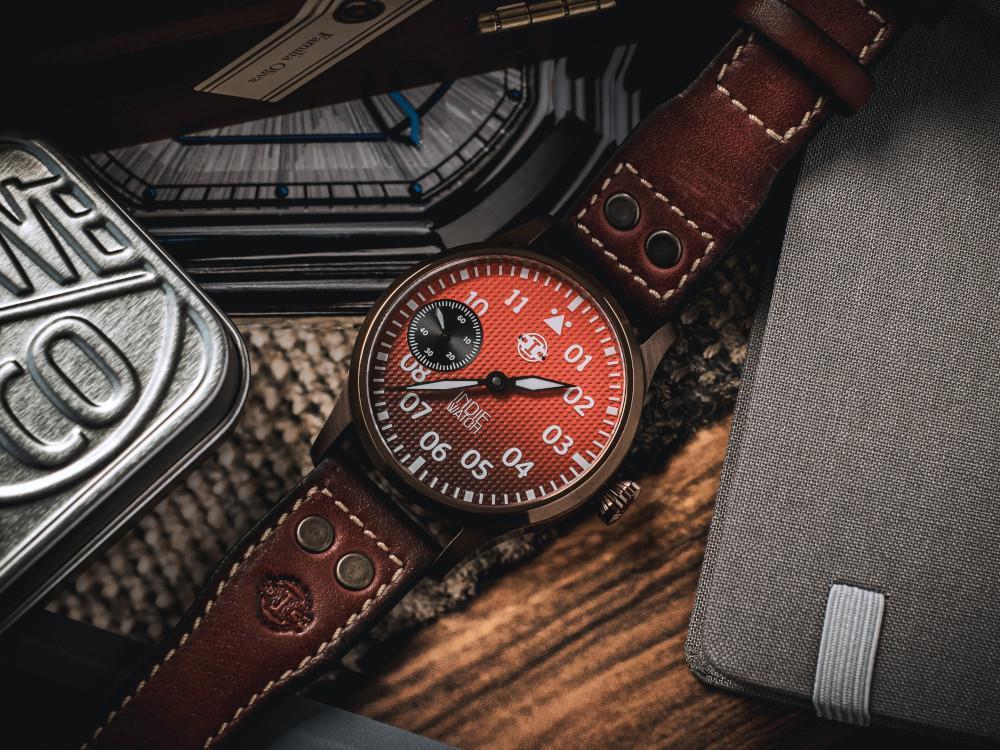 Indie Watch Swell Automatik Uhr, PVD Bronze, Rot, 42 mm, 257YB