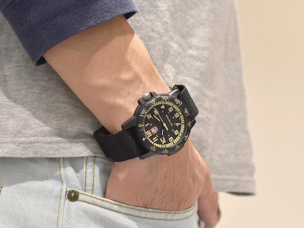 Luminox Sea Turtle Giant Quartz Uhr, Schwarz/Beige, Kohlenstoff, 44 mm, 10 atm