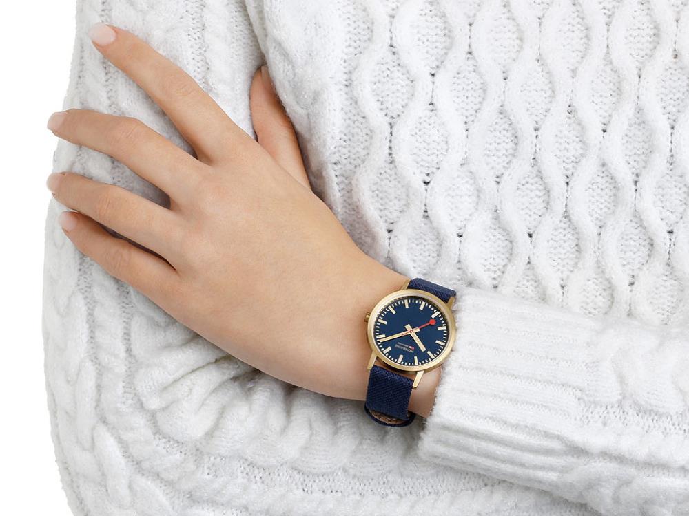 Mondaine Classic Quartz Uhr, Blau, 36 mm, Leinenuhrband, A660.30314.40SBQ