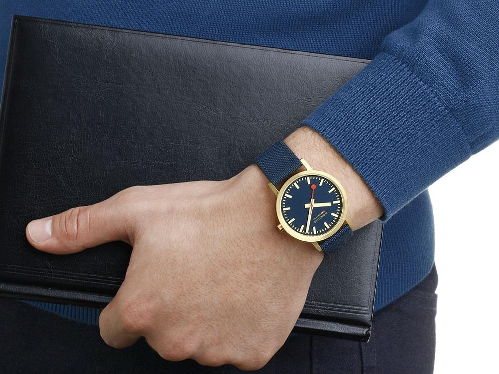 Mondaine Classic Quartz Uhr, Blau, 36 mm, Leinenuhrband, A660.30314.40SBQ