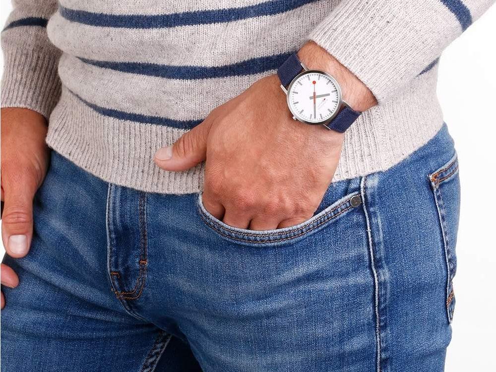 Mondaine SBB Classic Quartz Uhr, Weiss, 40 mm, Leinenuhrband, A660 