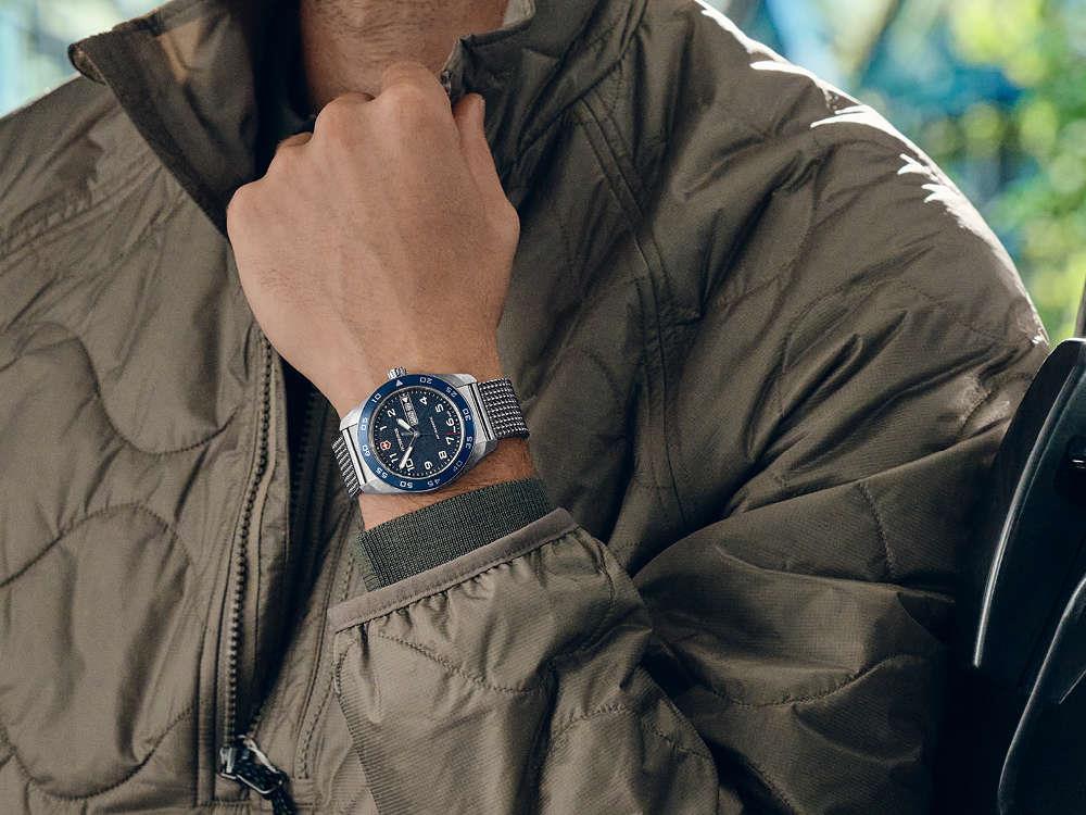 Victorinox Swiss Army Quartz Uhr, Edelstahl 316L , Blau, 42 mm, V242042