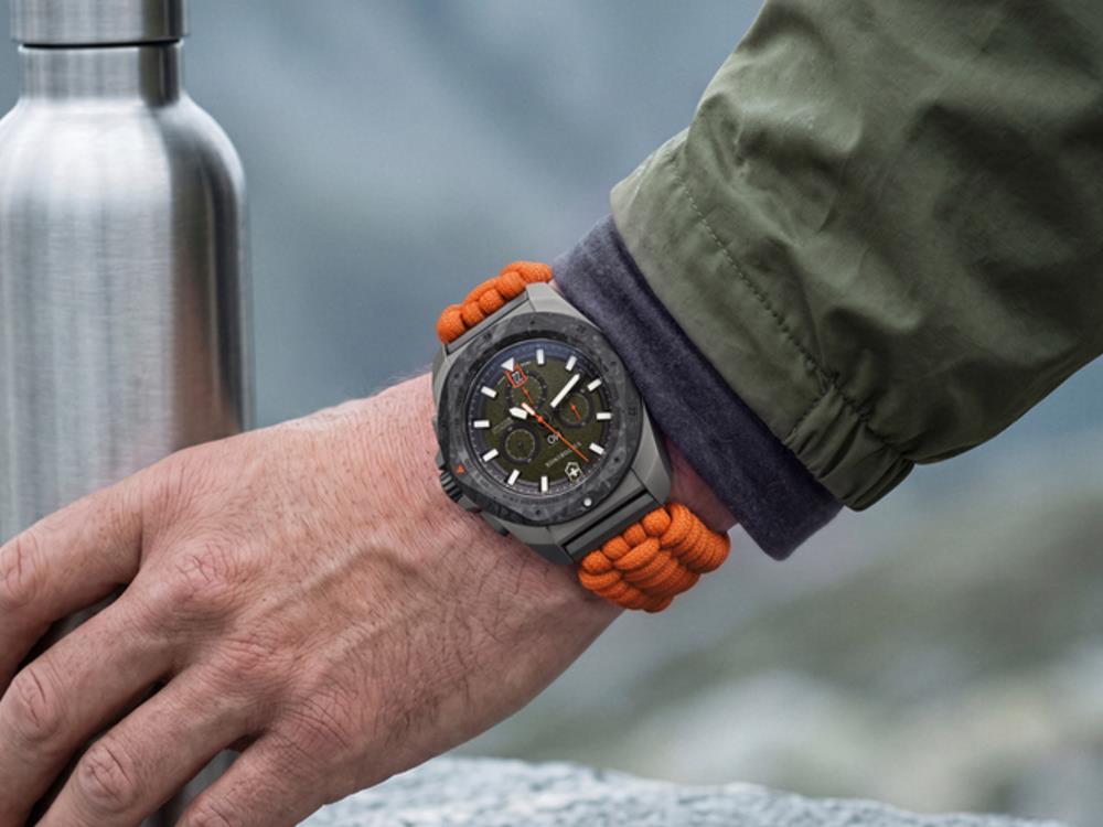 Victorinox I.N.O.X. Chrono Quartz Uhr, Titan, Grün, 43 mm, V242083.1
