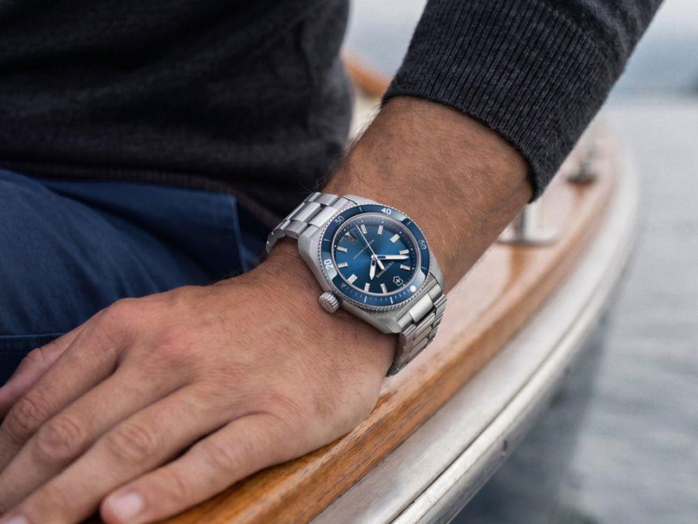 Victorinox Maverick Quartz Uhr, Edelstahl 316L , Blau, 39 mm, V242095