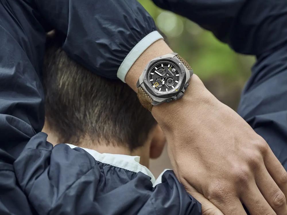 Victorinox I.N.O.X. Chrono Quartz Uhr, Titan, Schwarz, 43 mm, V241988.1